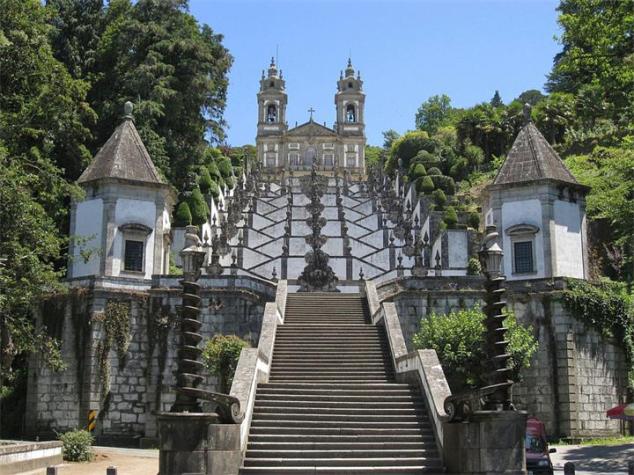 Svyatilishhe-BonZhezushduMonti-Portugaliya-Braga-Santuario-do-Bom-Jesus-do-Monte.jpg